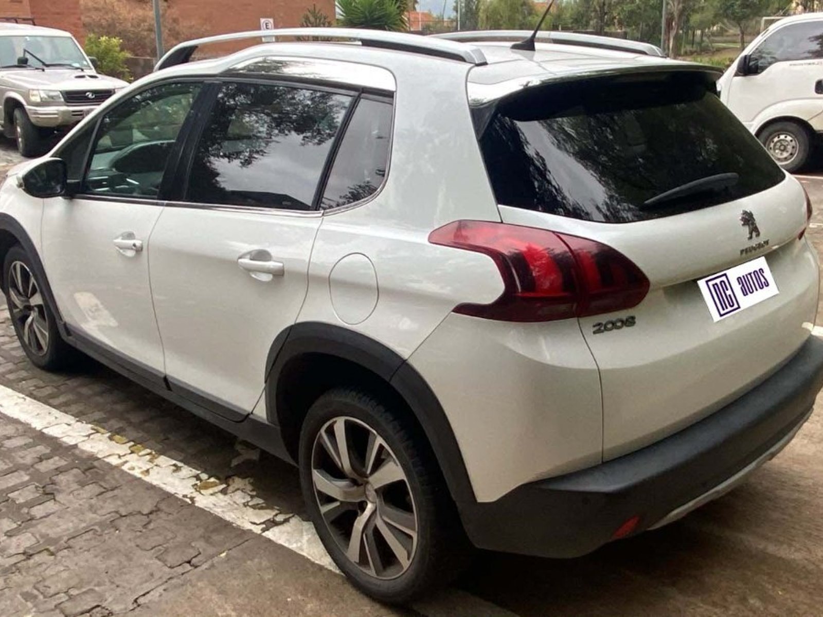 Peugeot 2008 1.6 ALLURE BLUE-HDI DIESEL 4X2 100HP MT 5P 2018 - Foto 4 de 10