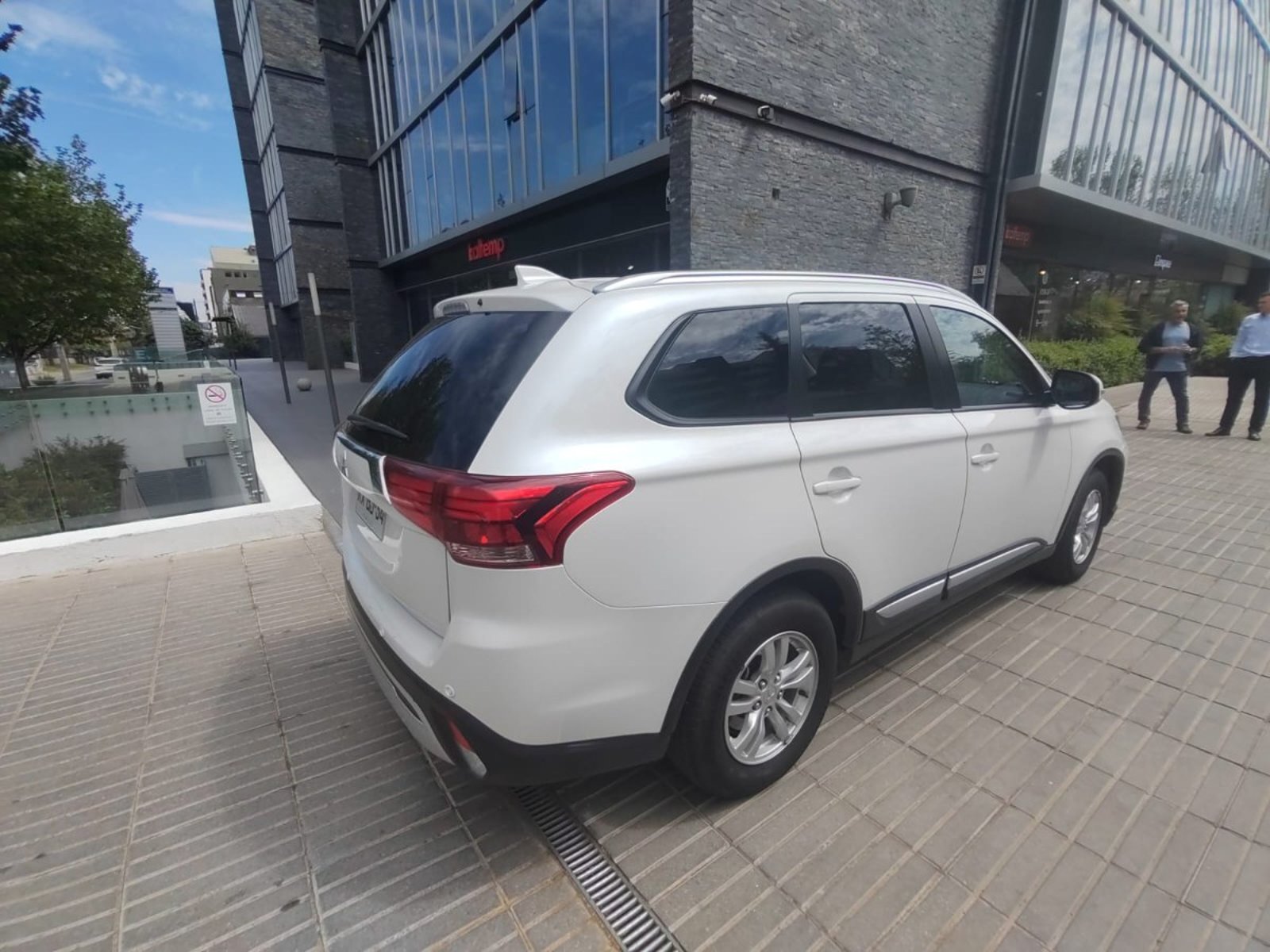 Mitsubishi OUTLANDER 2.0 GLX 4X2 AT 5P 2022 - Foto 2 de 10