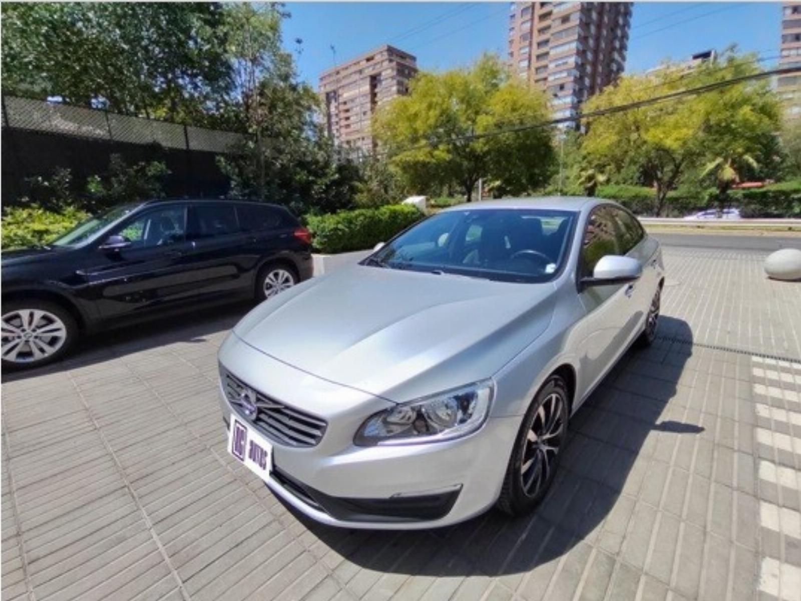 Volvo S60 2.0 D2 Comfort Powershift 2018 - Foto 3 de 10