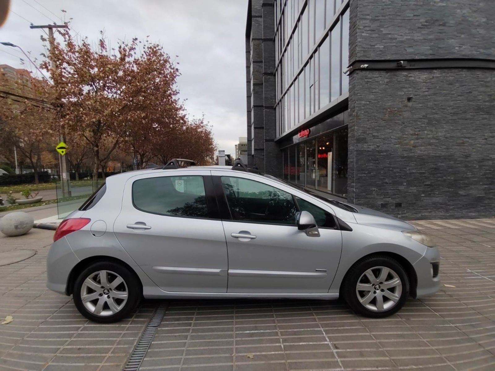 Peugeot 308 1.6 SPORTIUM HDI DIESEL 4X2 MT 5P 2014 - Foto 3 de 10