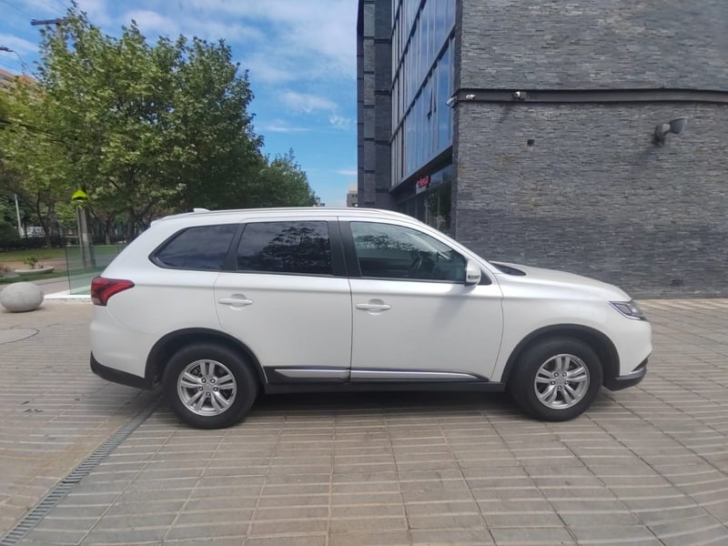 Mitsubishi OUTLANDER 2.0 GLX 4X2 AT 5P 2022 - Imagen 4 de 10