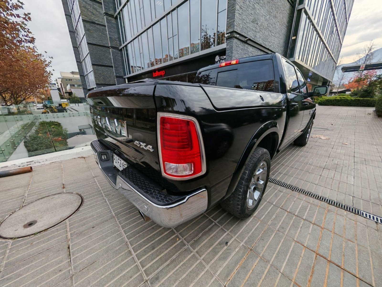 RAM 1500 LARAMIE CREW CAB 4X4 DIESEL 2020 - Foto 4 de 10