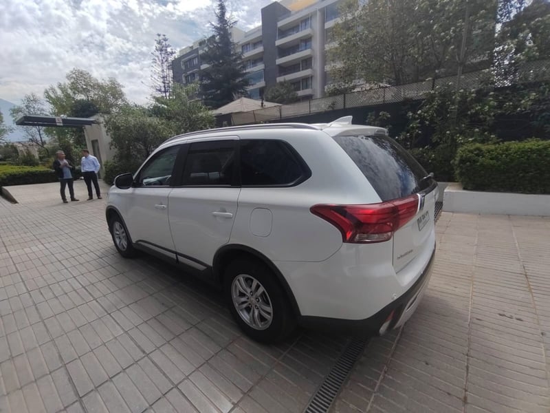 Mitsubishi OUTLANDER 2.0 GLX 4X2 AT 5P 2022 - Imagen 3 de 10