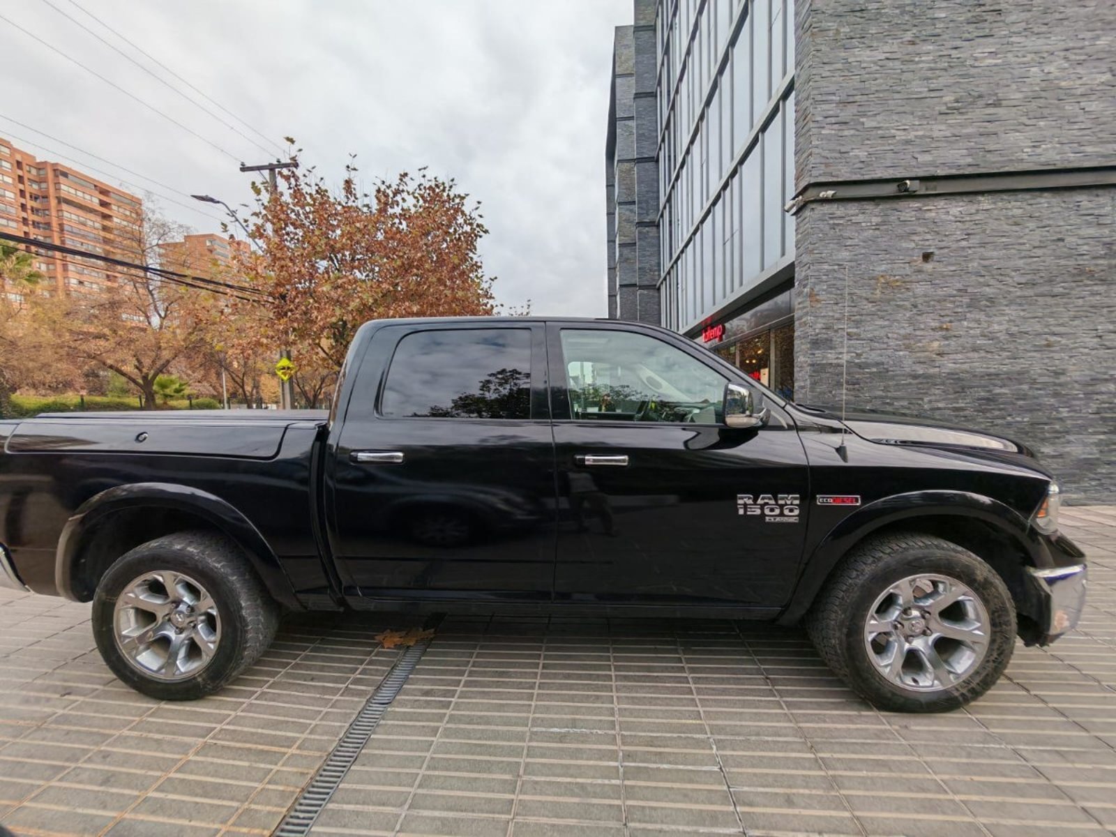 RAM 1500 LARAMIE CREW CAB 4X4 DIESEL 2020 - Foto 3 de 10