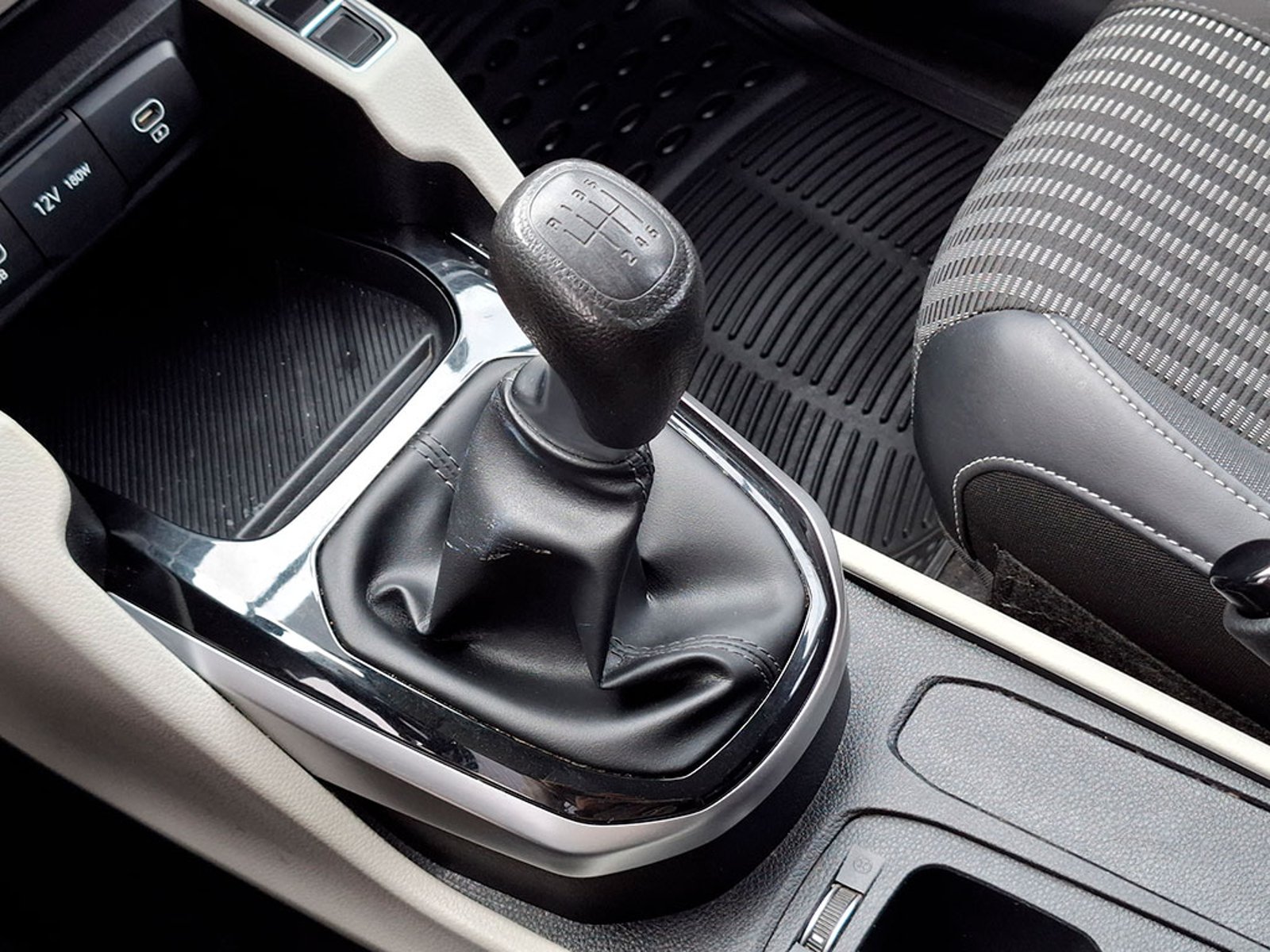 Kia CARENS LX 2.0 2023 - Imagen 12 de 20