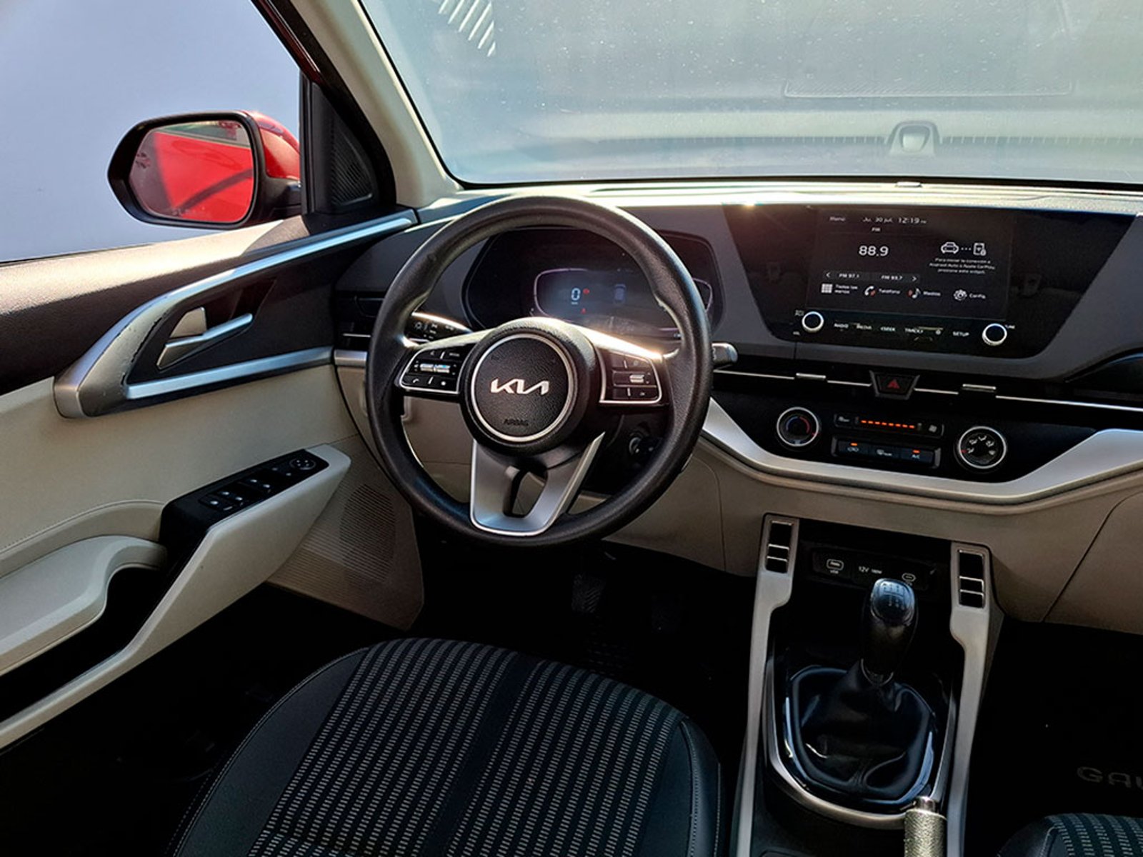 Kia CARENS LX 1.5 2023 - Imagen 14 de 20