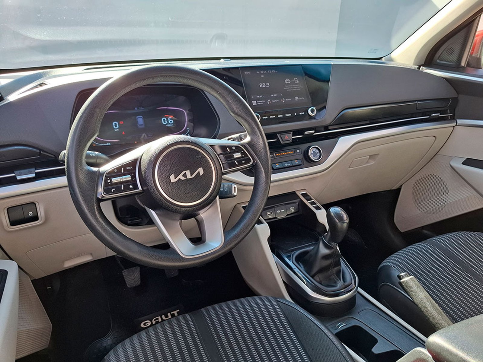 Kia CARENS LX 1.5 2023 - Imagen 15 de 20