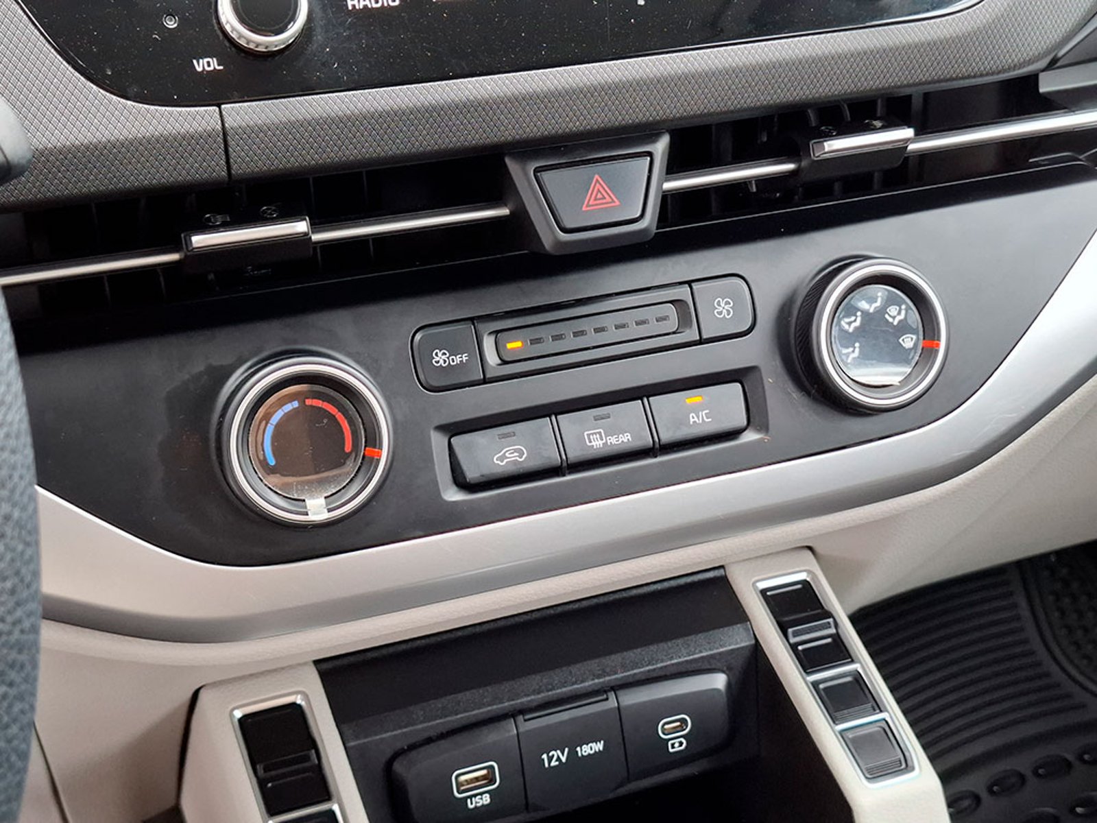 Kia CARENS LX 2.0 2023 - Imagen 11 de 20