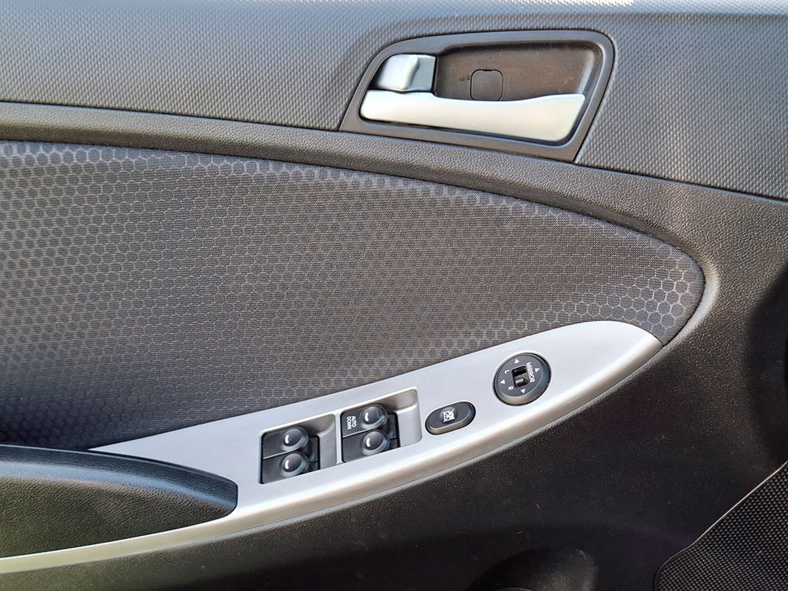 HYUNDAI ACCENT RB HB GLS 1.6 2015 - Imagen 15 de 20
