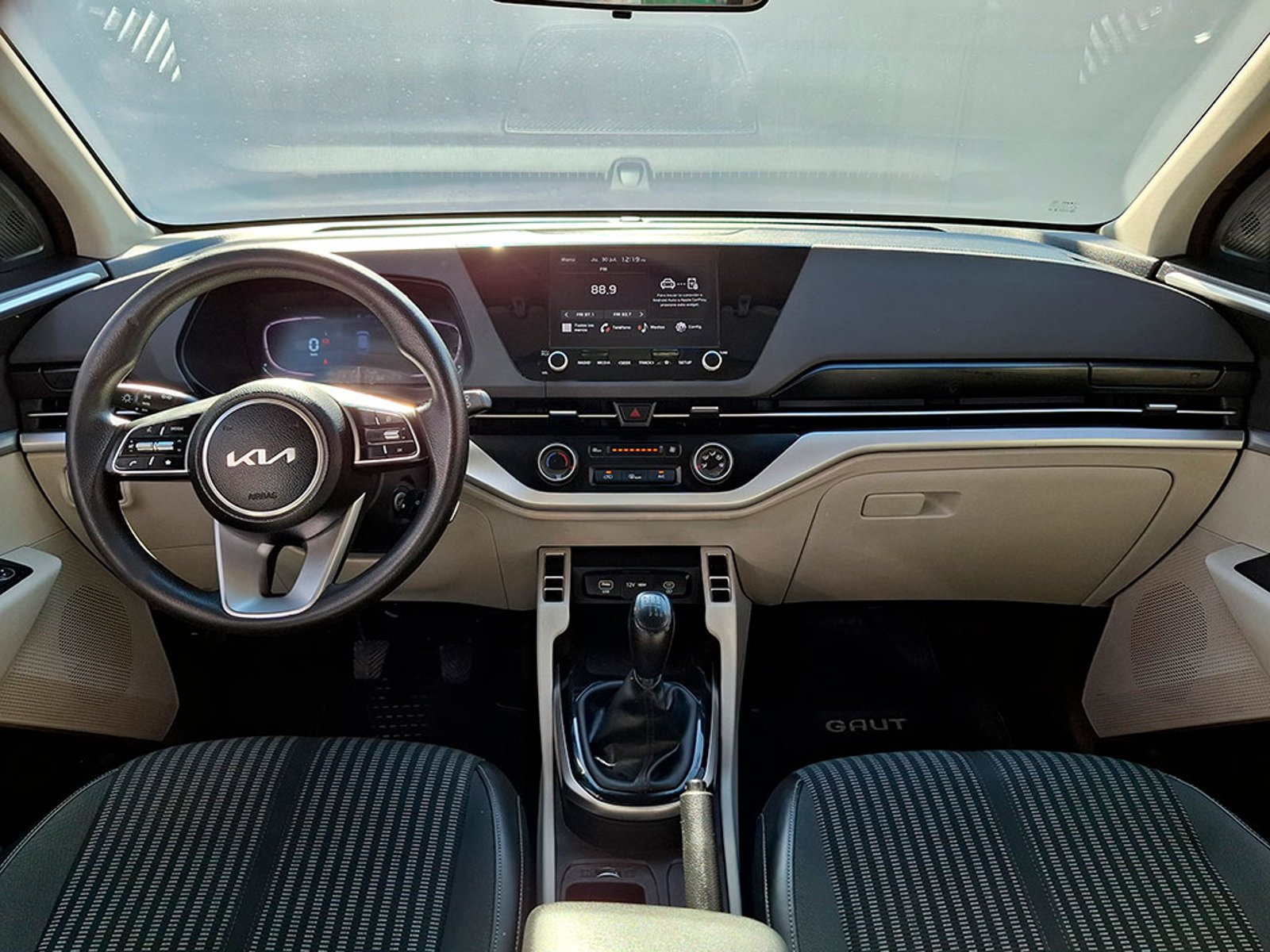 Kia CARENS LX 1.5 2023 - Imagen 13 de 20