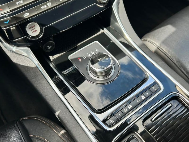 Jaguar XE 2018 - Imagen 13 de 20