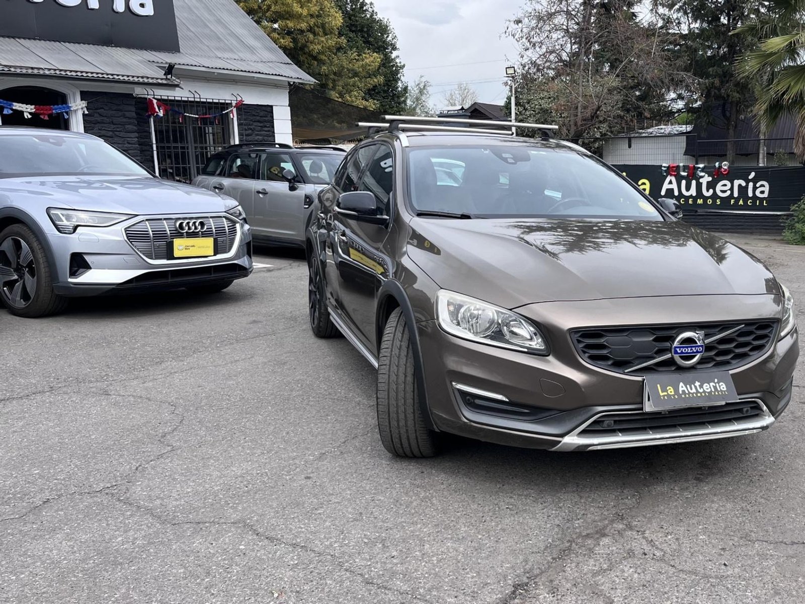Volvo V60CC D4 LTD AWD 2.4 AUT 2016 - Foto 2 de 19