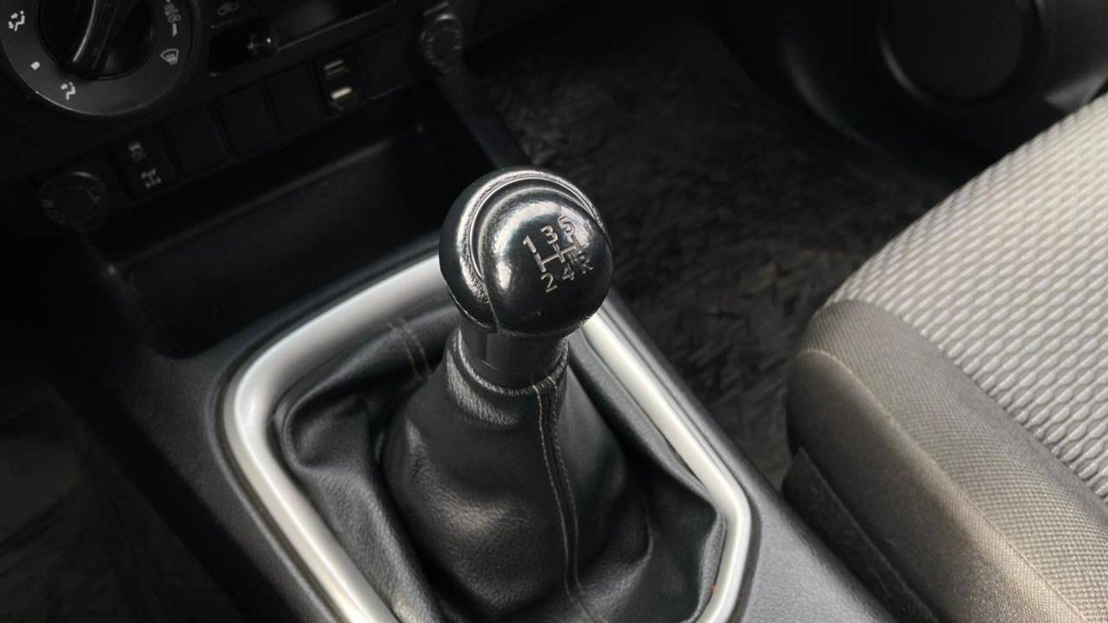 TOYOTA HILUX 2022 - Imagen 14 de 18