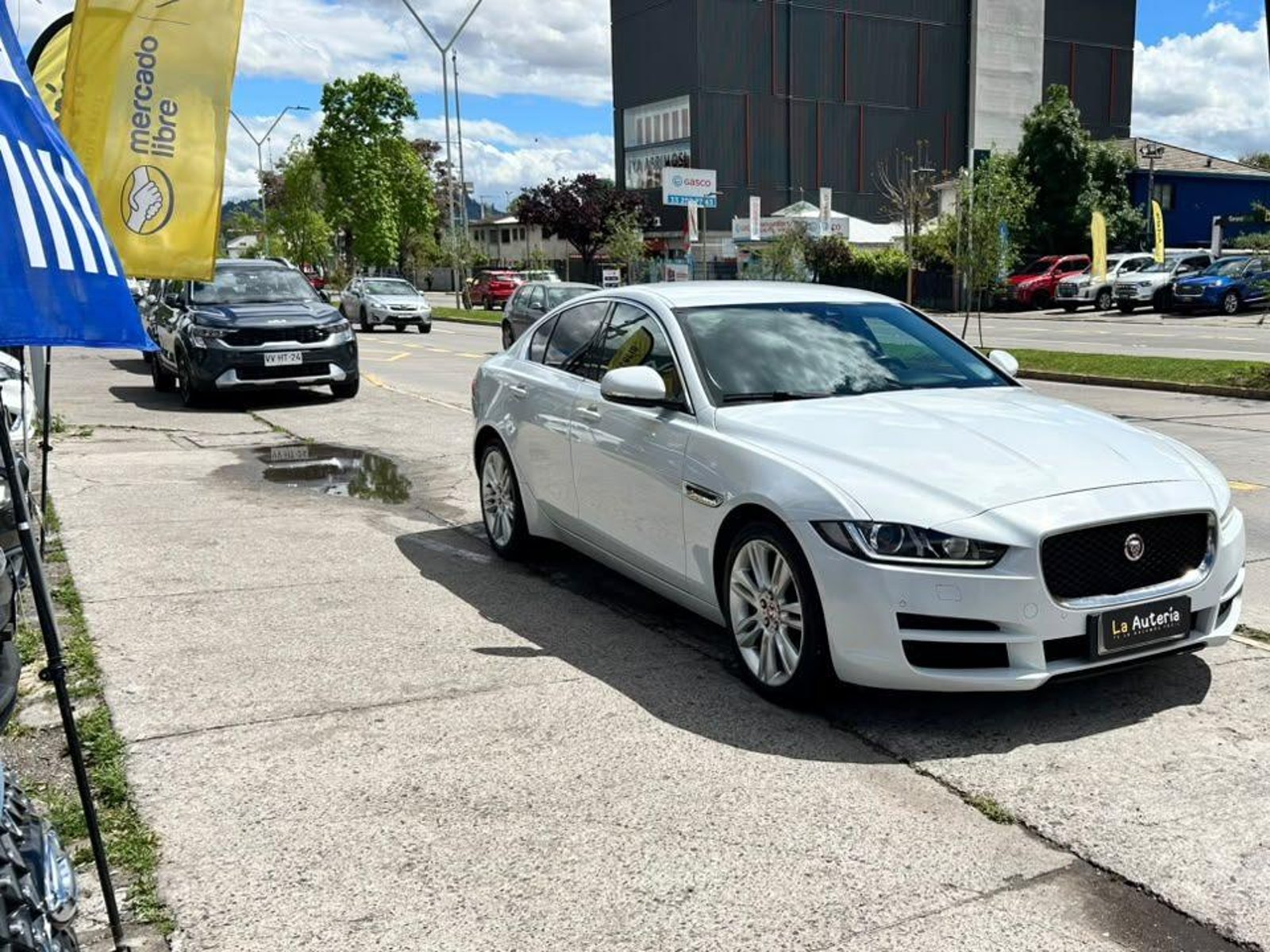 Jaguar XE 2018 - Foto 2 de 20