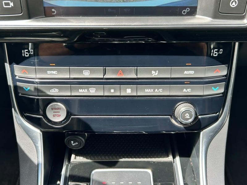 Jaguar XE 2018 - Imagen 17 de 20