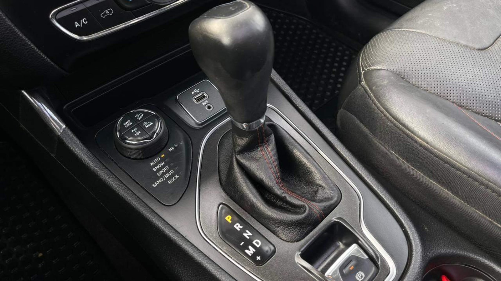 Jeep CHEROKEE TRAILHAWK 4X4 3.2 AUT 2019 - Imagen 9 de 18