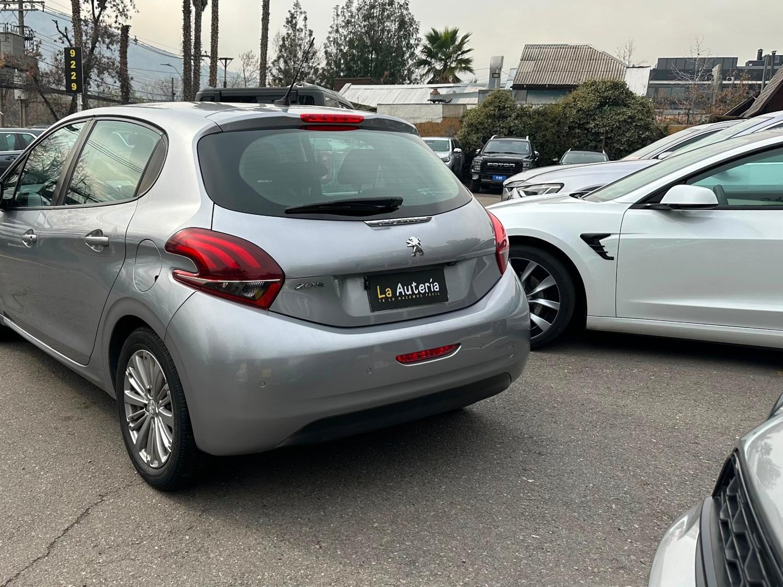 Peugeot 208 PURE TECH HB 1.2 2019 - Foto 3 de 19