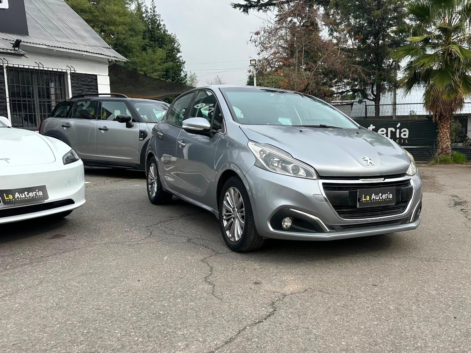 Peugeot 208 PURE TECH HB 1.2 2019 - Foto 2 de 19