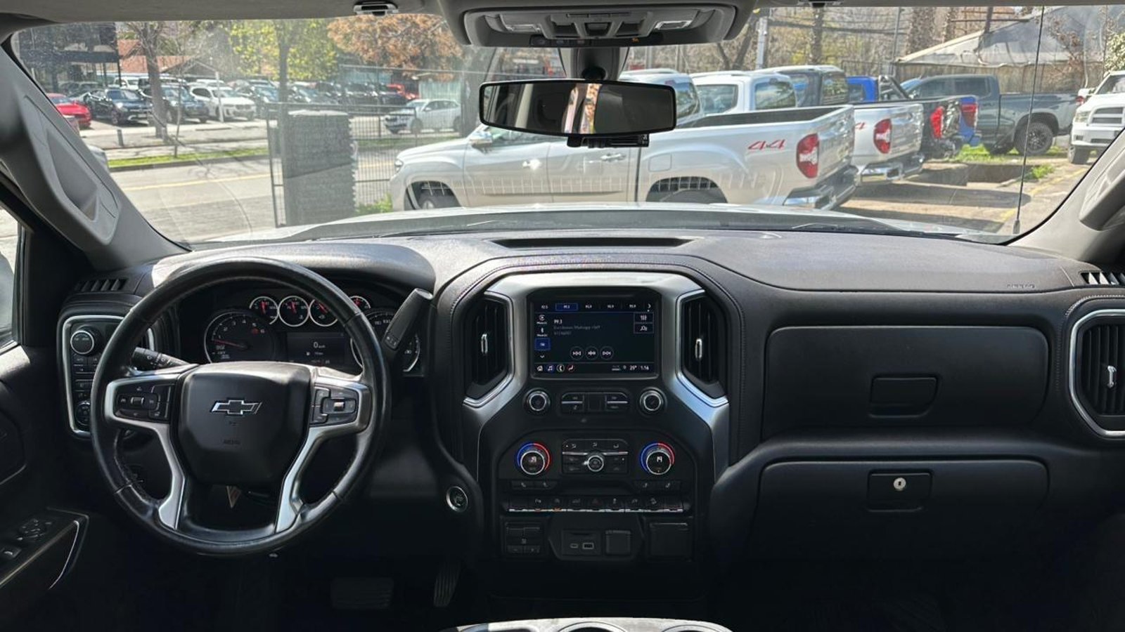 Chevrolet SILVERADO 5.3L DOBLE CAB 4P AT 2021 - Imagen 9 de 20