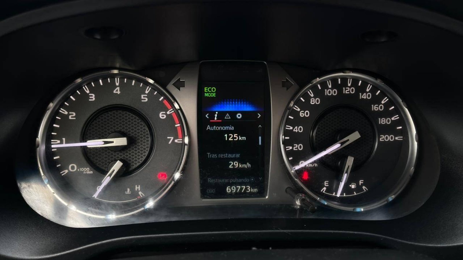 TOYOTA HILUX 2022 - Imagen 8 de 18