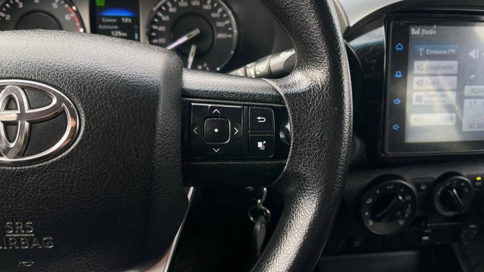 TOYOTA HILUX 2022 - Imagen 13 de 18