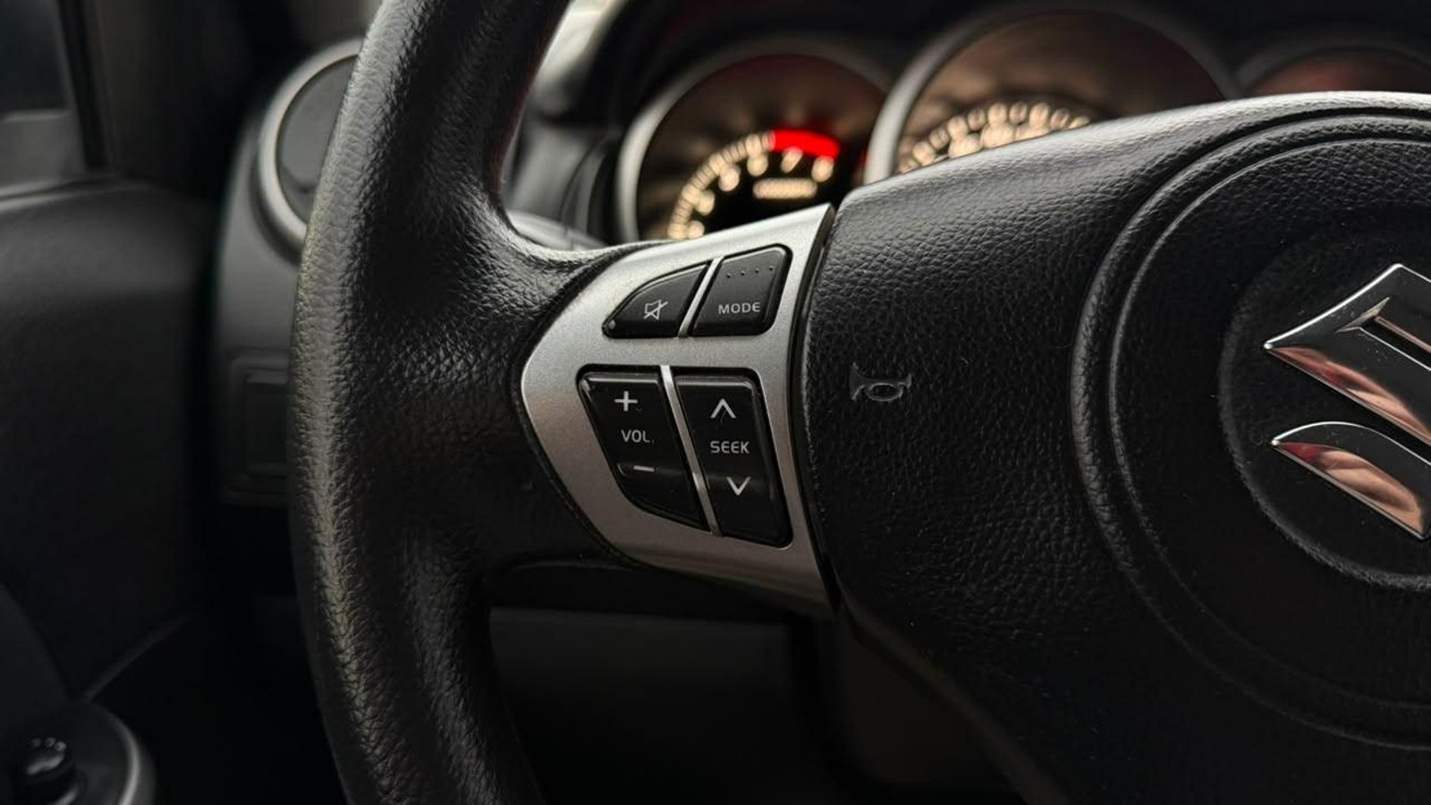 Suzuki GRAND NOMADE 2015 - Imagen 15 de 18