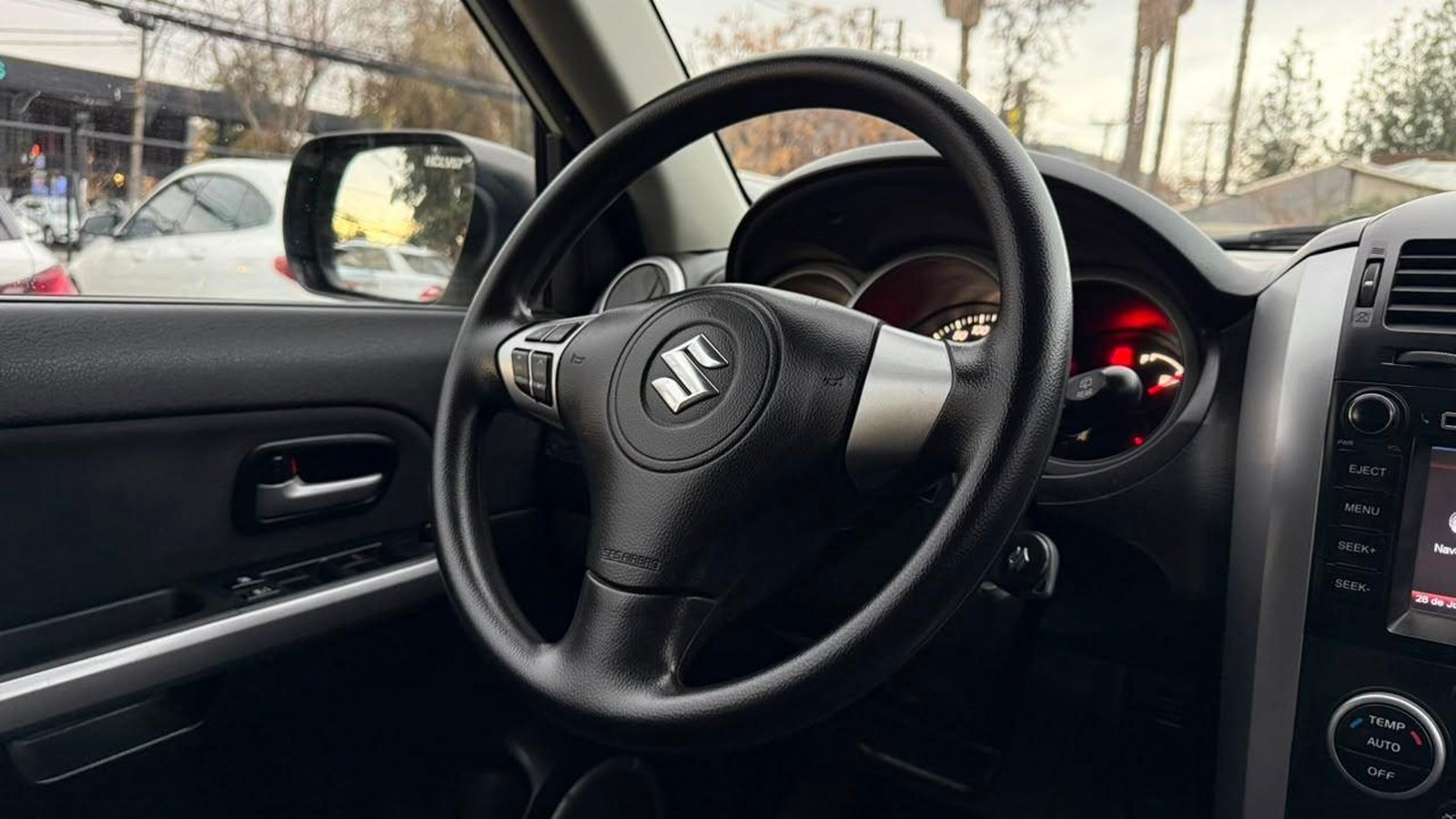 Suzuki GRAND NOMADE 2015 - Imagen 9 de 18