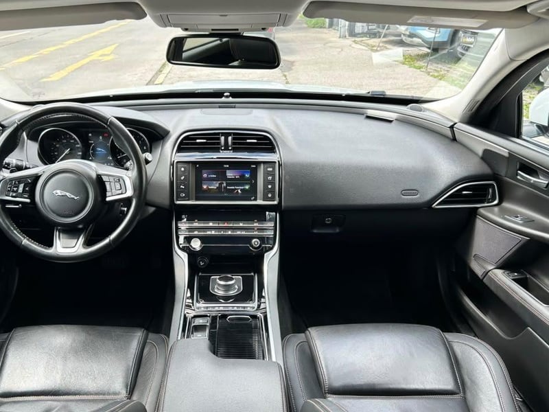 Jaguar XE 2018 - Imagen 9 de 20