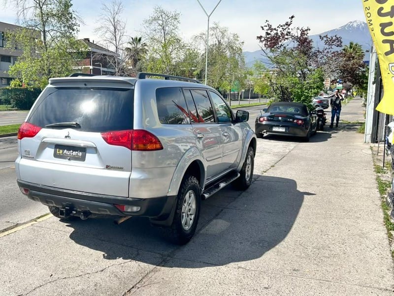 Mitsubishi MONTERO SPORT 2012 - Imagen 3 de 20