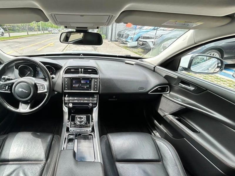 Jaguar XE 2018 - Imagen 8 de 20
