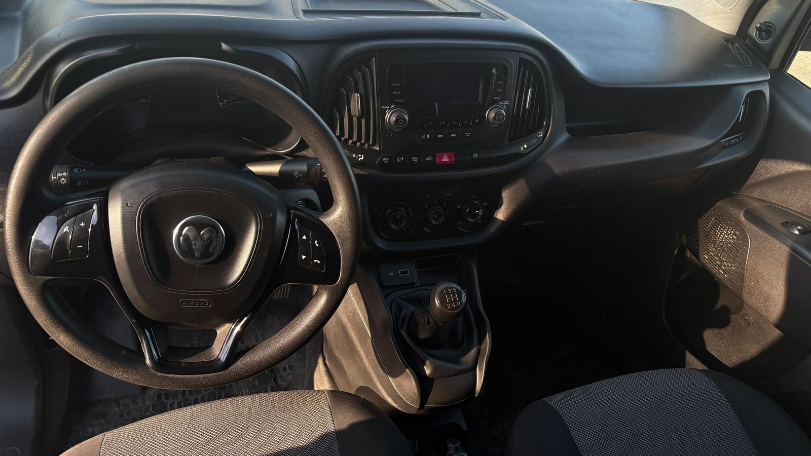 RAM VAN 1000 CARGO 2022 - Imagen 7 de 17