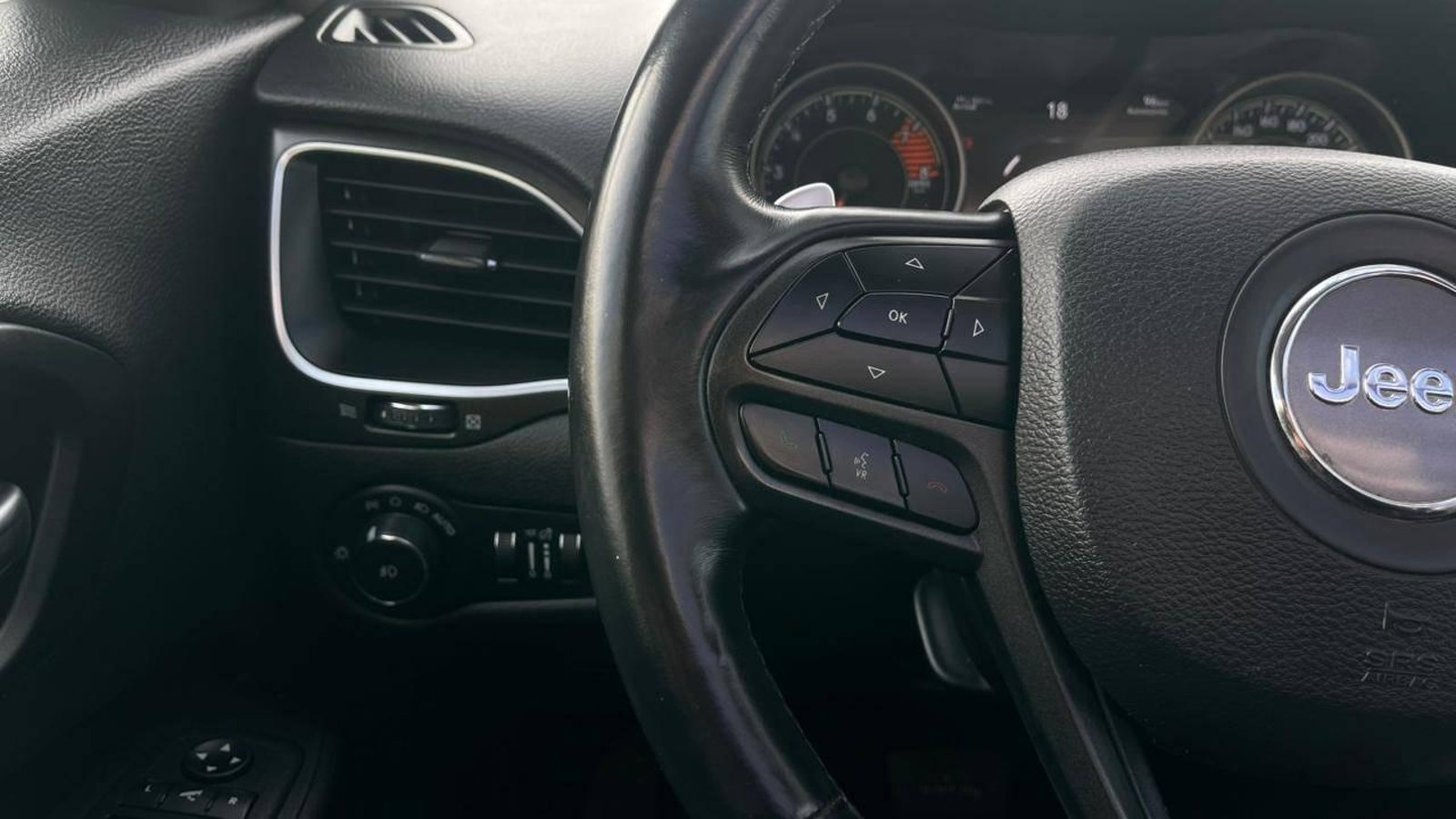 Jeep CHEROKEE TRAILHAWK 4X4 3.2 AUT 2019 - Imagen 12 de 18