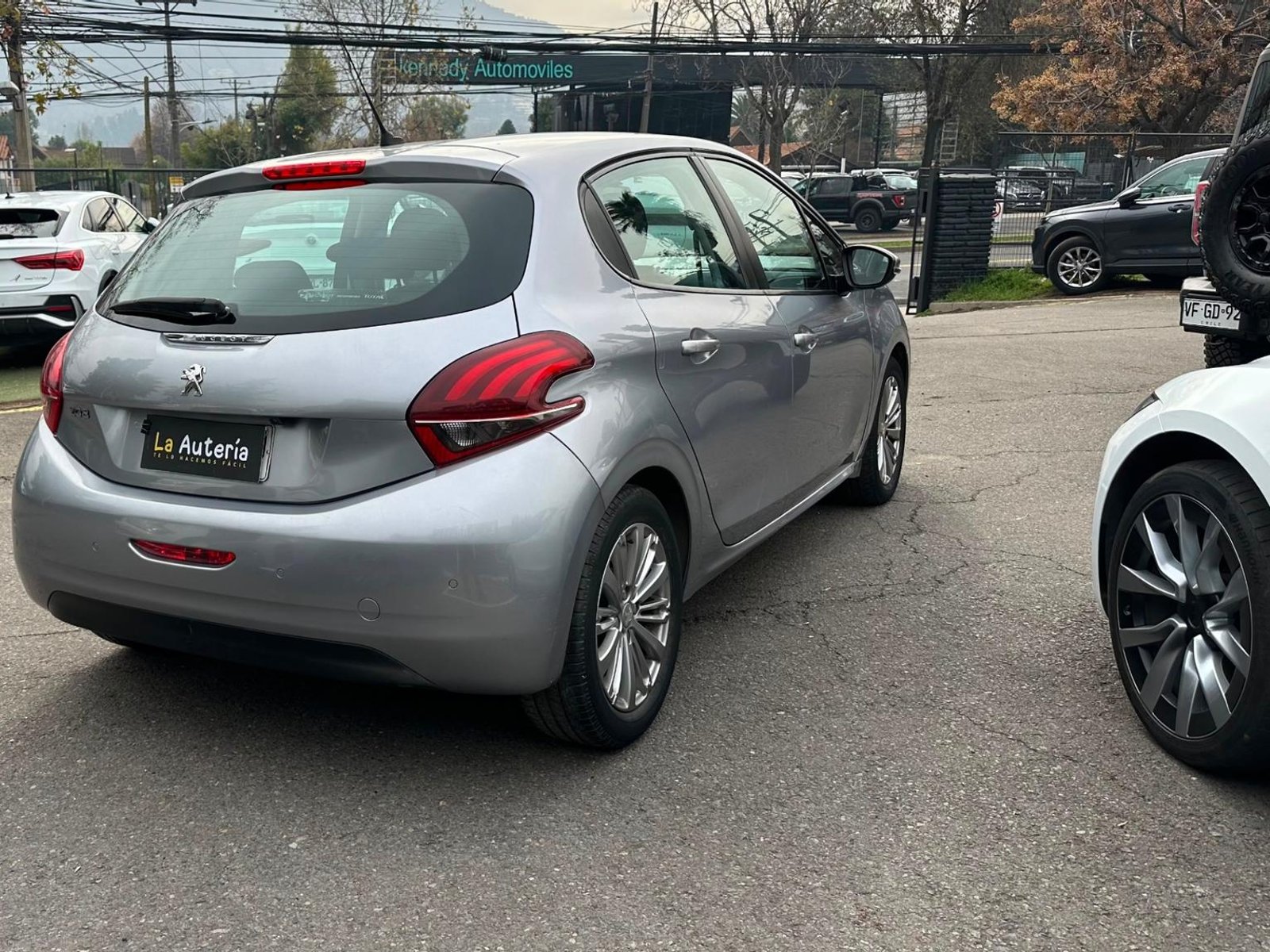 Peugeot 208 PURE TECH HB 1.2 2019 - Foto 4 de 19