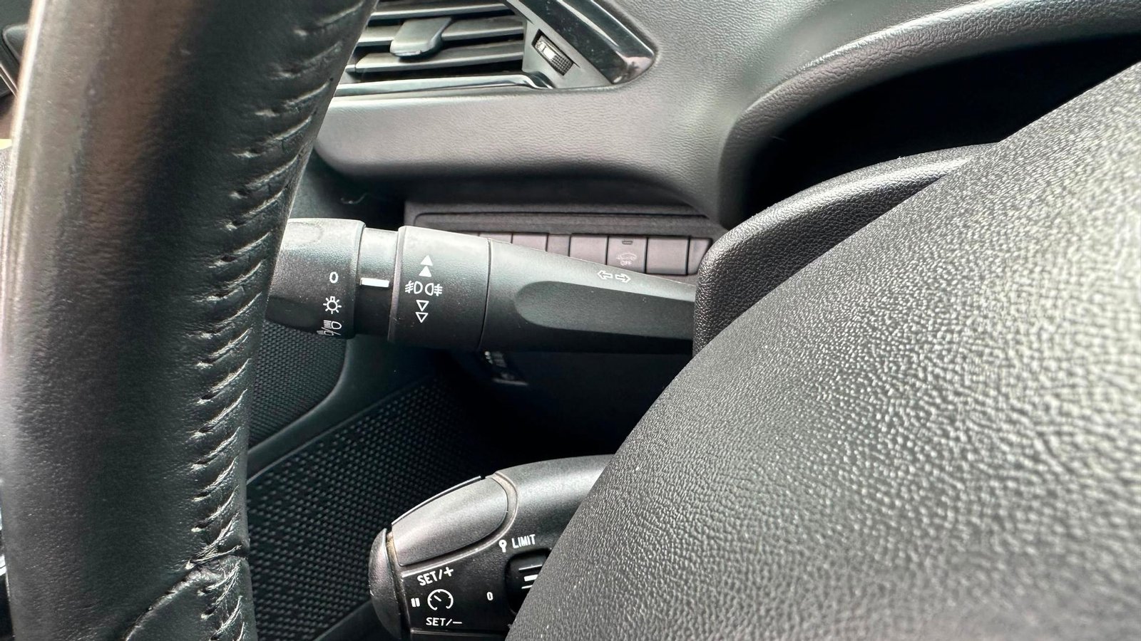 Peugeot 208 PURE TECH HB 1.2 2019 - Imagen 8 de 19
