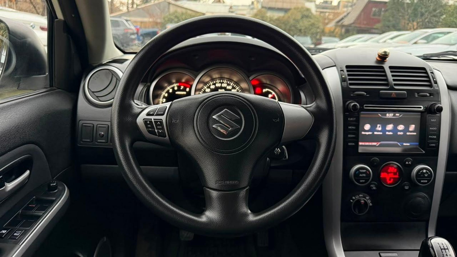 Suzuki GRAND NOMADE 2015 - Imagen 7 de 18