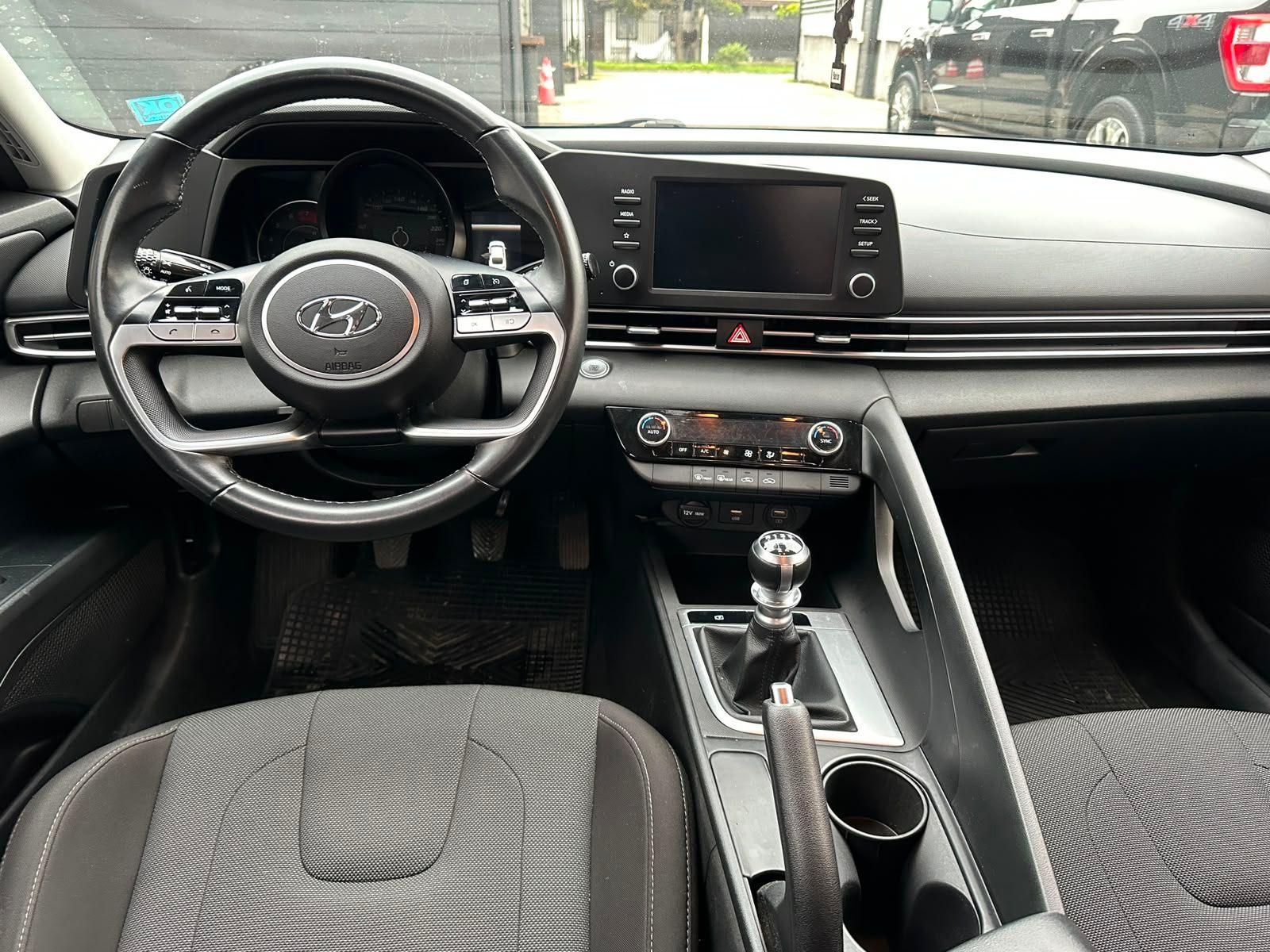 Hyundai ELANTRA 2022 - Foto 2 de 19