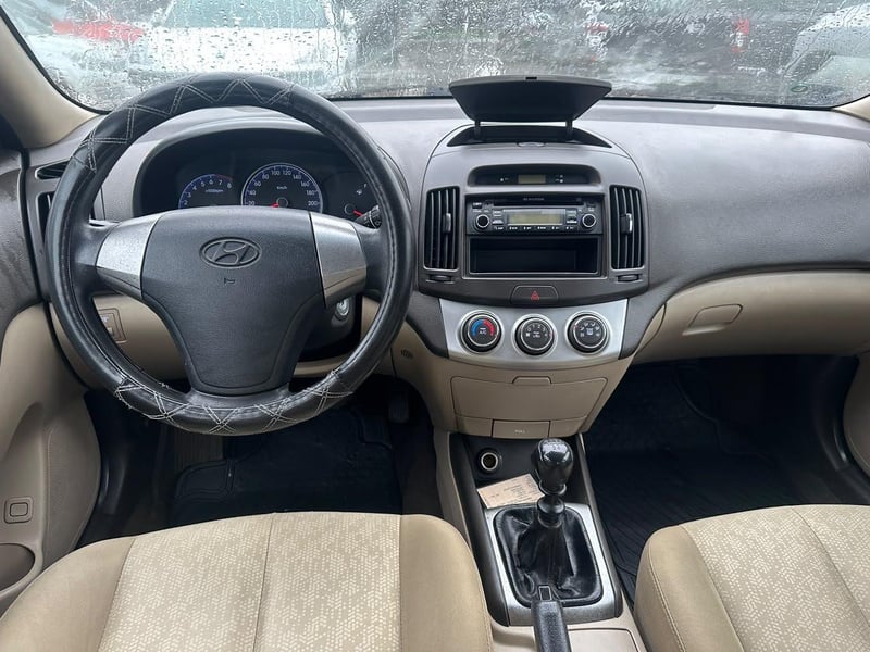 Hyundai ELANTRA 1.6 2010 - Imagen 8 de 18