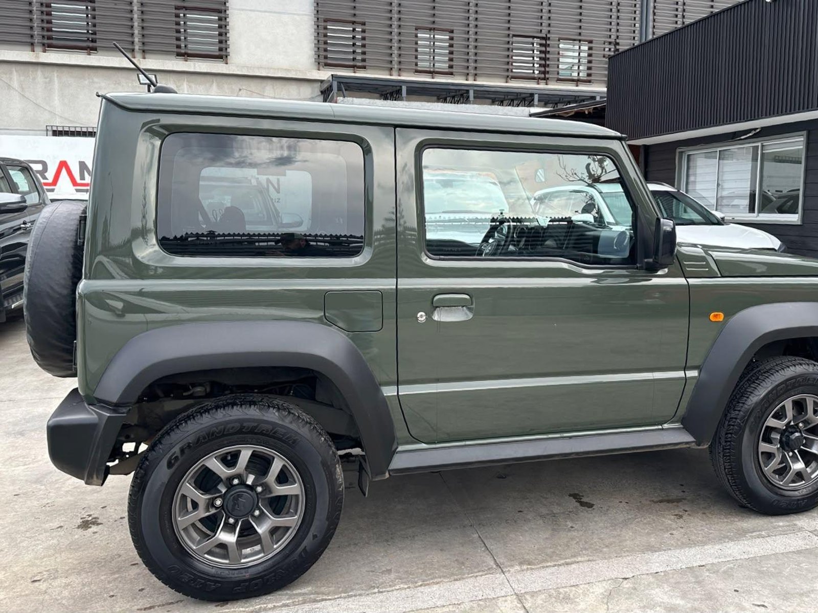 Suzuki JIMNY 2024 - Foto 4 de 18