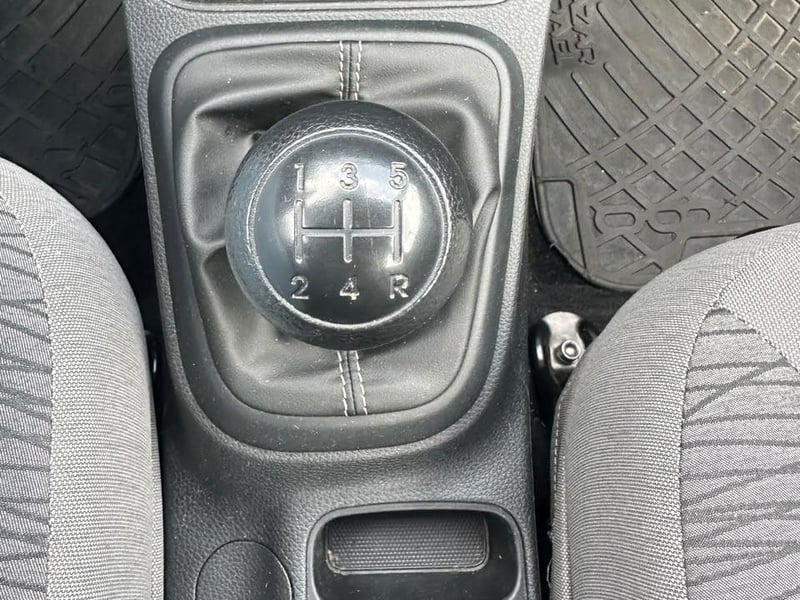 Kia SOLUTO 2024 - Imagen 16 de 19