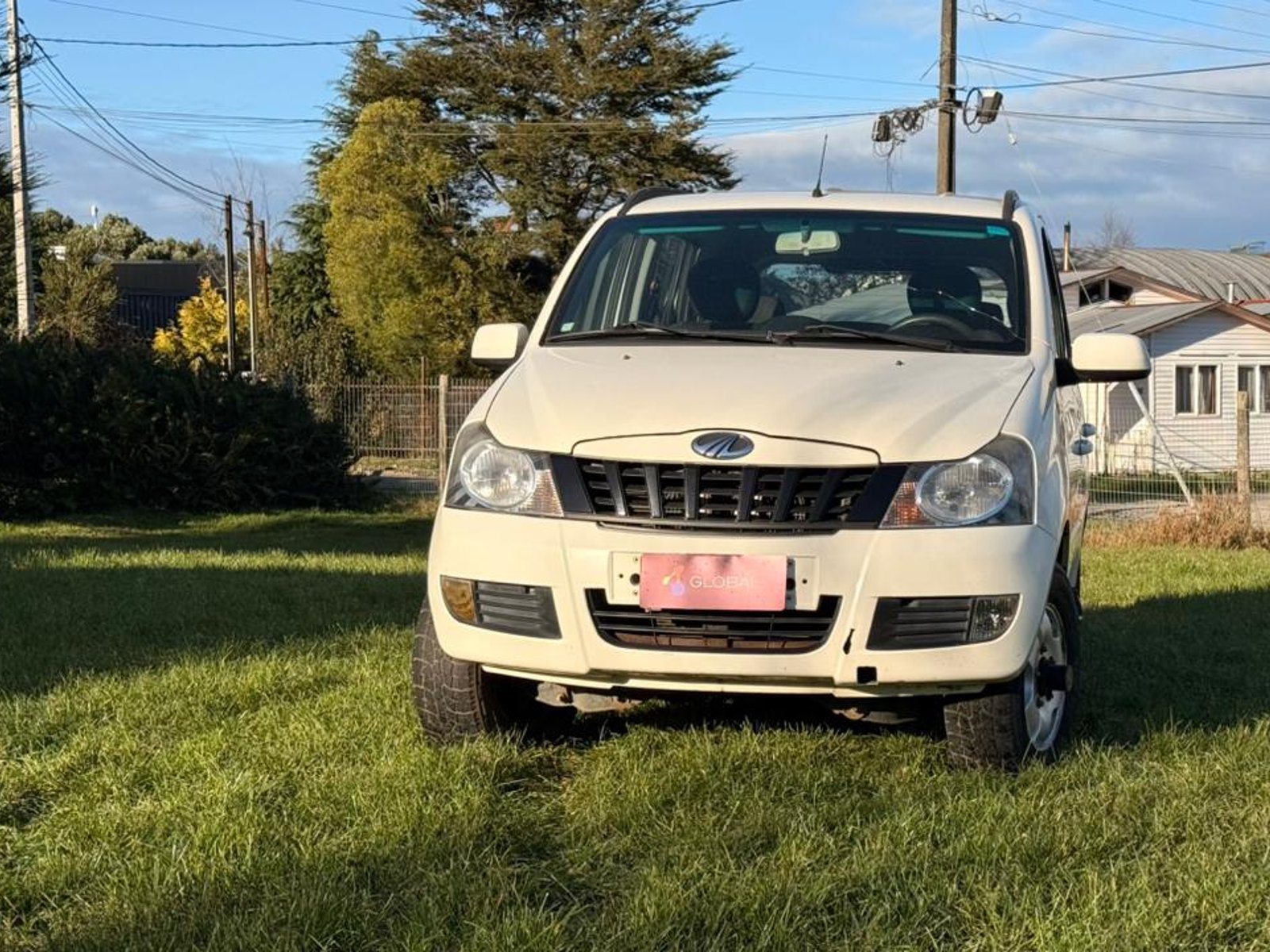 Mahindra QUANTO C8 CRDE 2016 - Foto 2 de 13