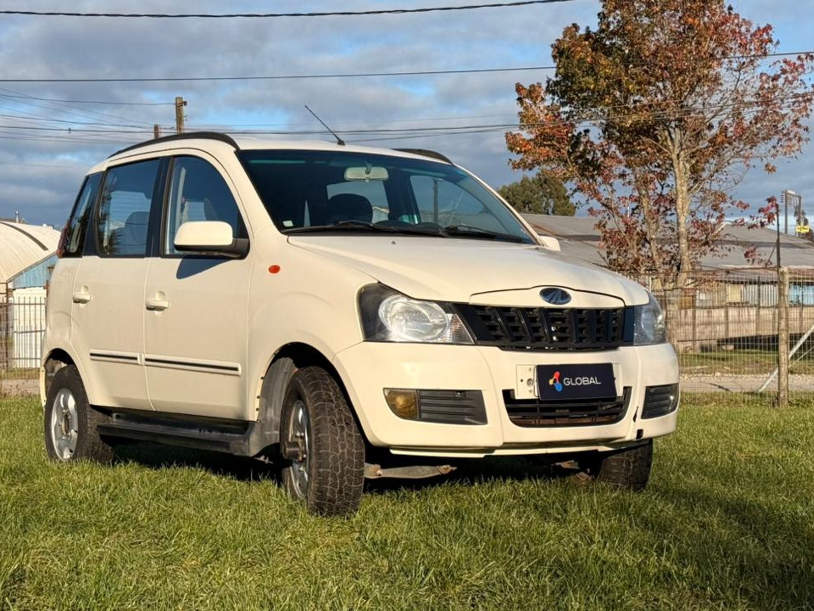 Mahindra QUANTO C8 CRDE 2016 - Foto 3 de 13