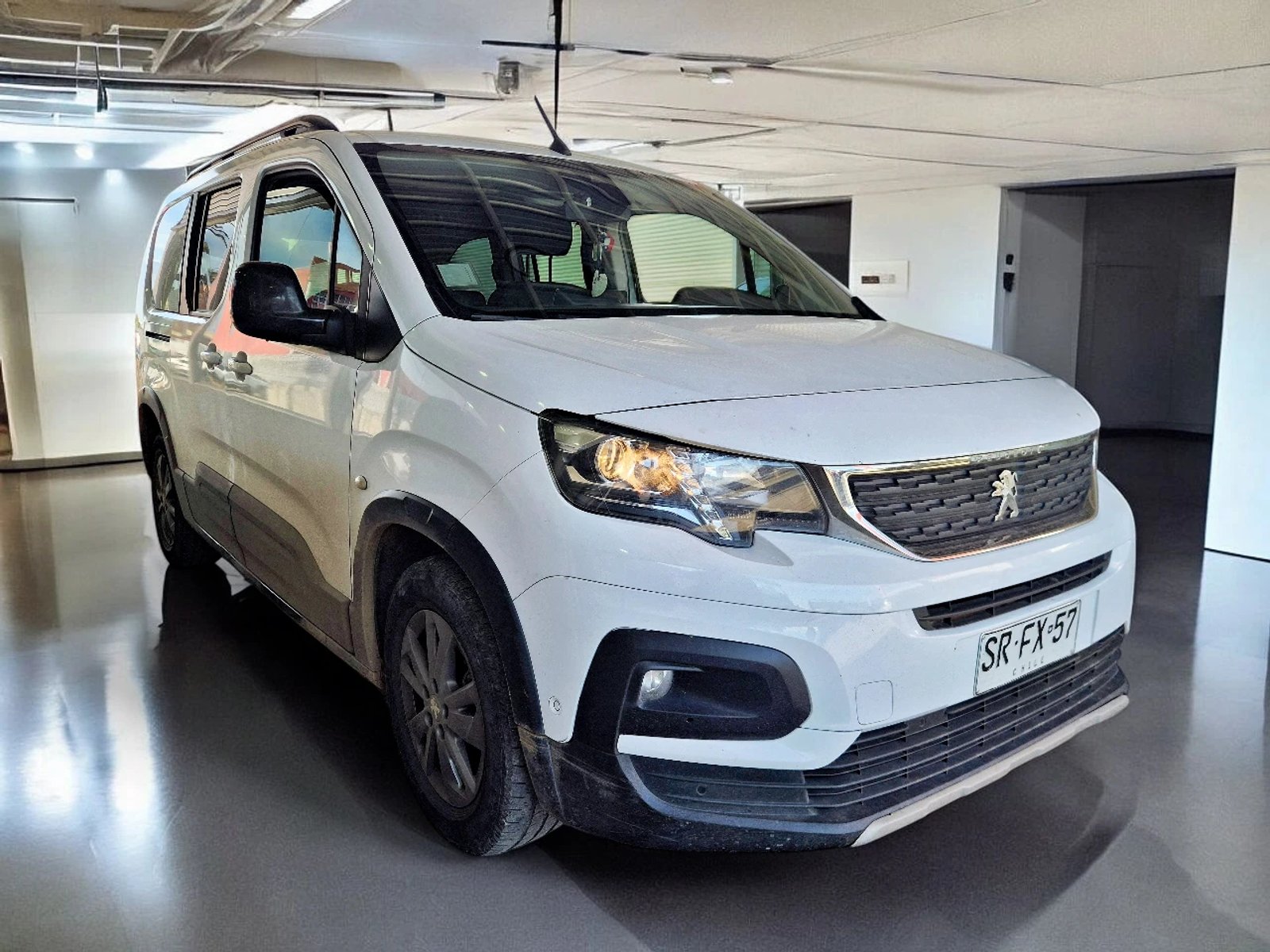 Peugeot RIFTER ALLURE BLUEHDI 130 EAT8 2023 - Foto 2 de 11