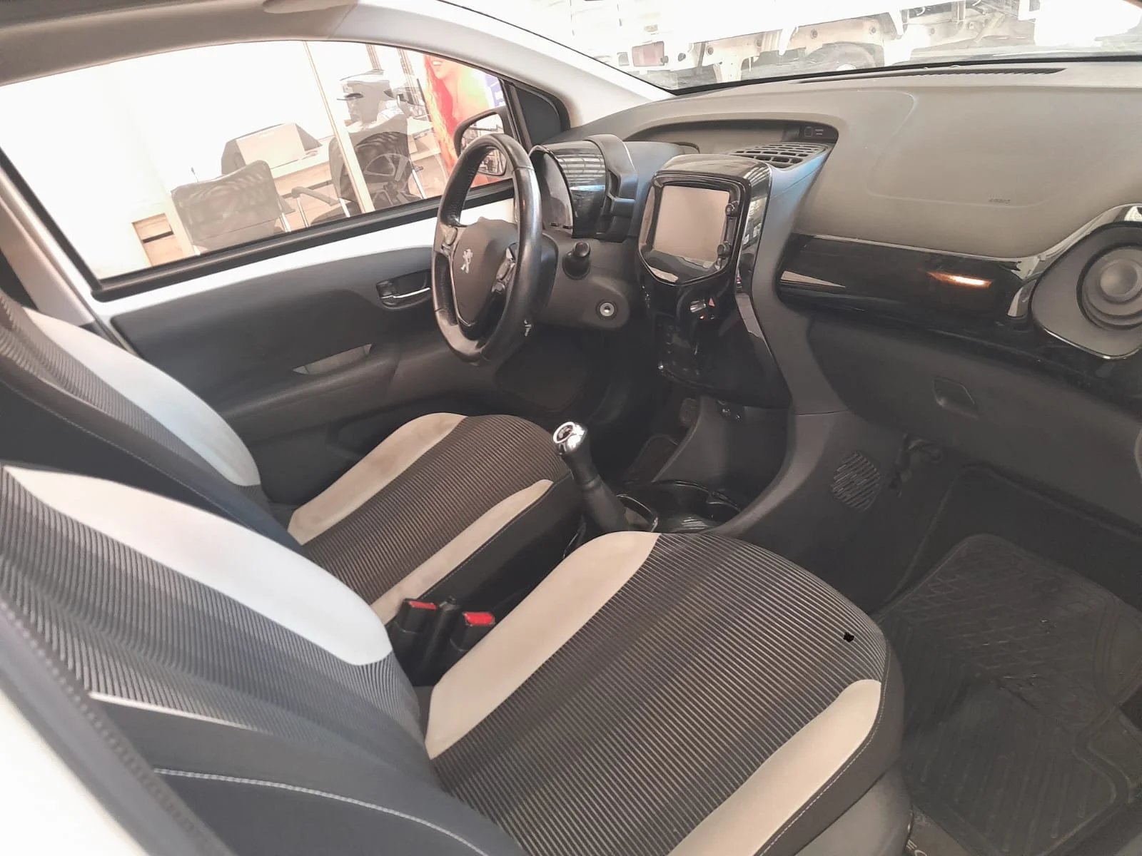 Peugeot 108 TOP ALLURE TN 1.2 PURETECH 2017 - Imagen 7 de 10