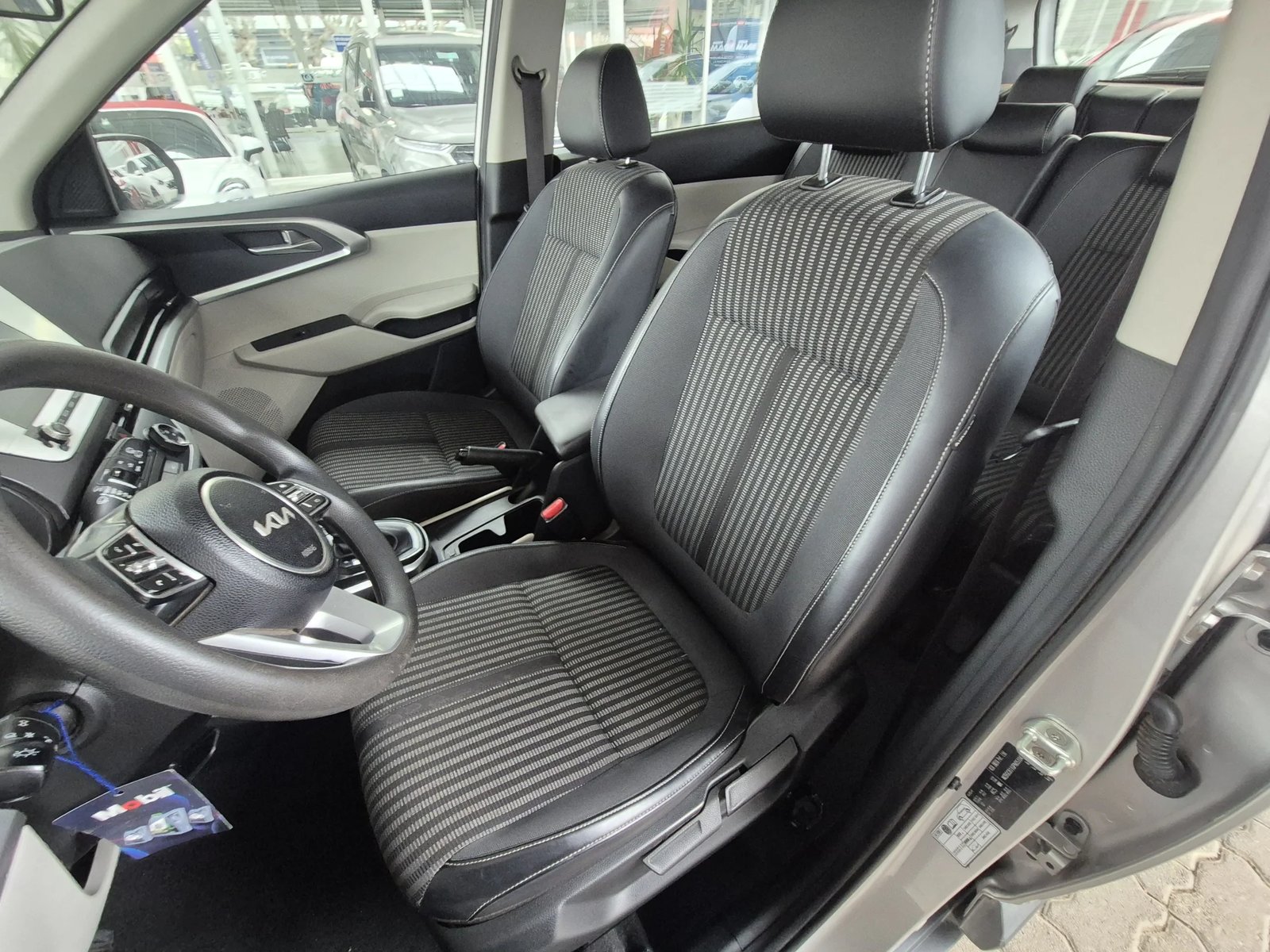 Kia CARENS EX 1.4L 7DCT TURBO-GDI FULL 7P 2023 - Imagen 12 de 15