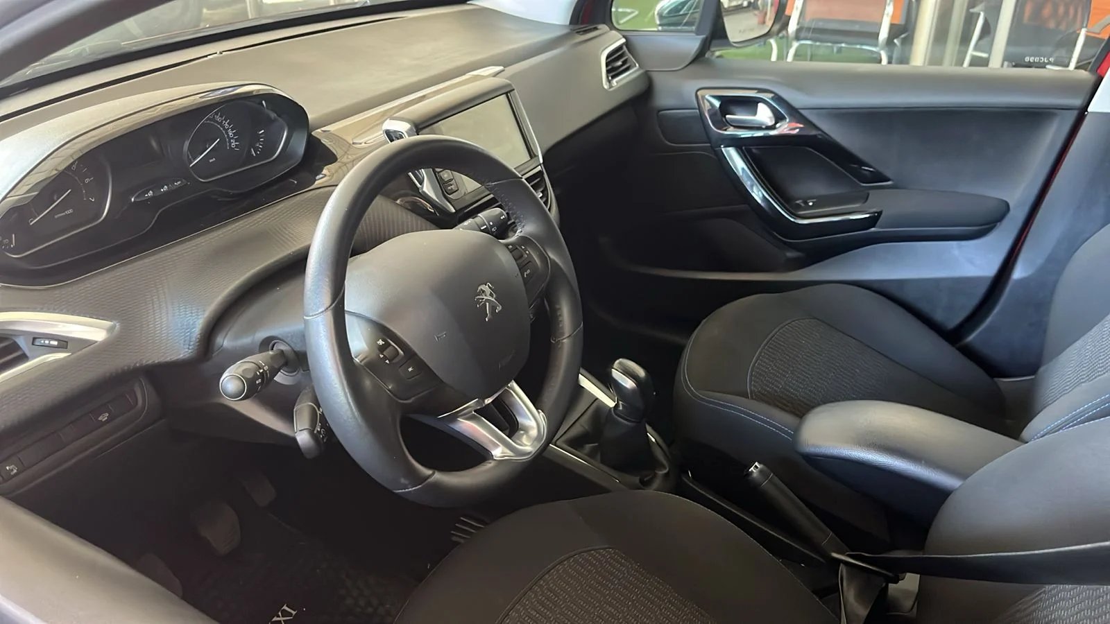 Peugeot 208 208 PURE TECH HB 1.2 2021 - Imagen 8 de 9