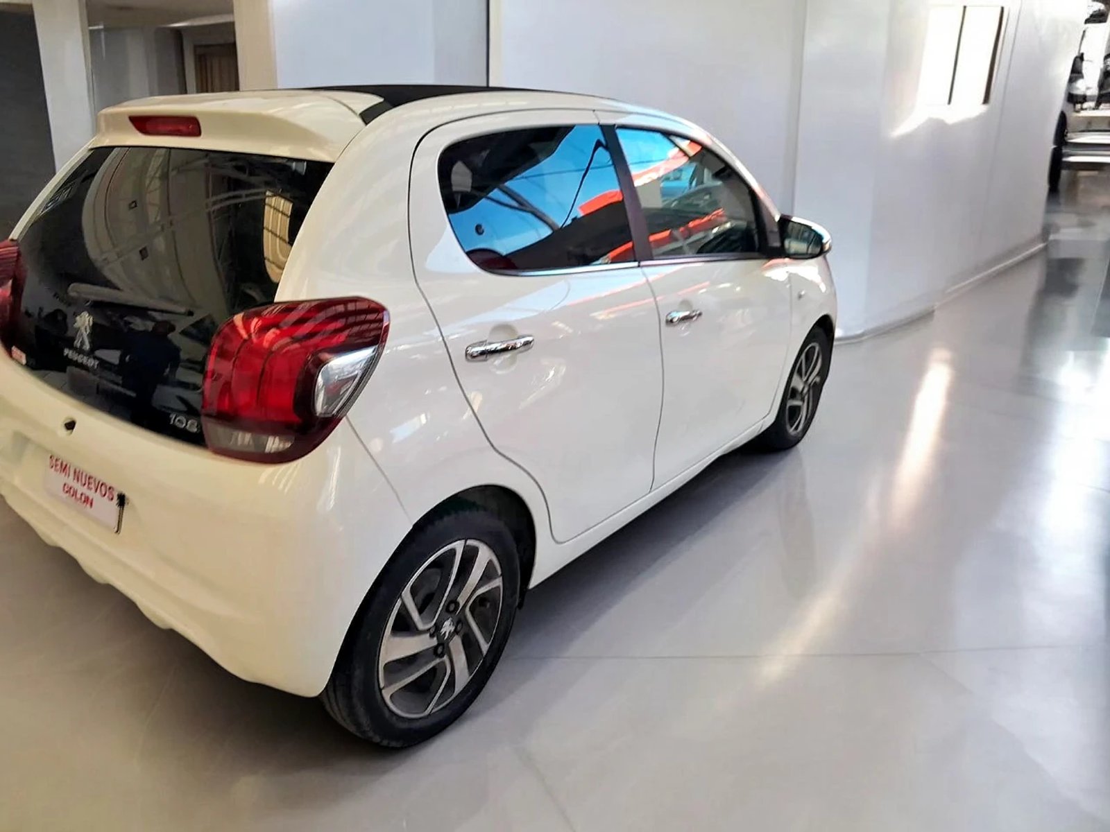 Peugeot 108 TOP ALLURE TN 1.2 PURETECH 2017 - Foto 2 de 10
