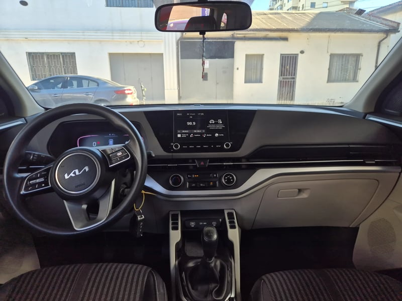 Kia CARENS LX 1.5 2023 - Imagen 6 de 8