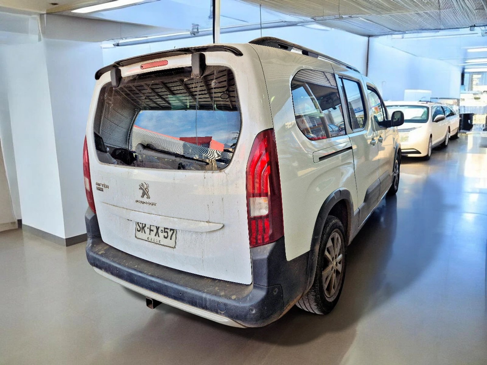 Peugeot RIFTER ALLURE BLUEHDI 130 EAT8 2023 - Foto 5 de 11