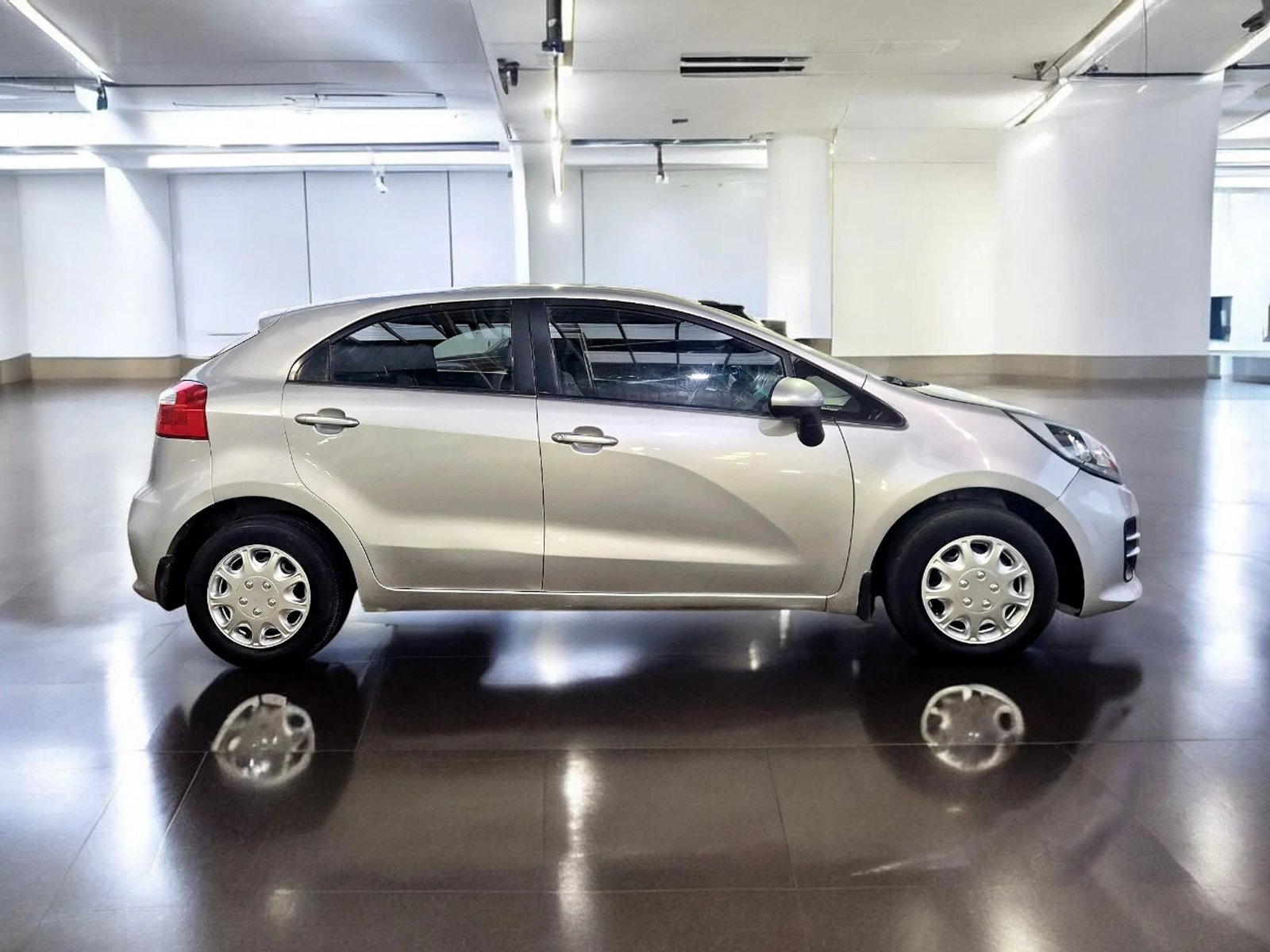 Kia RIO 5 EX 1.4L 6MT AC 2017 - Foto 4 de 13