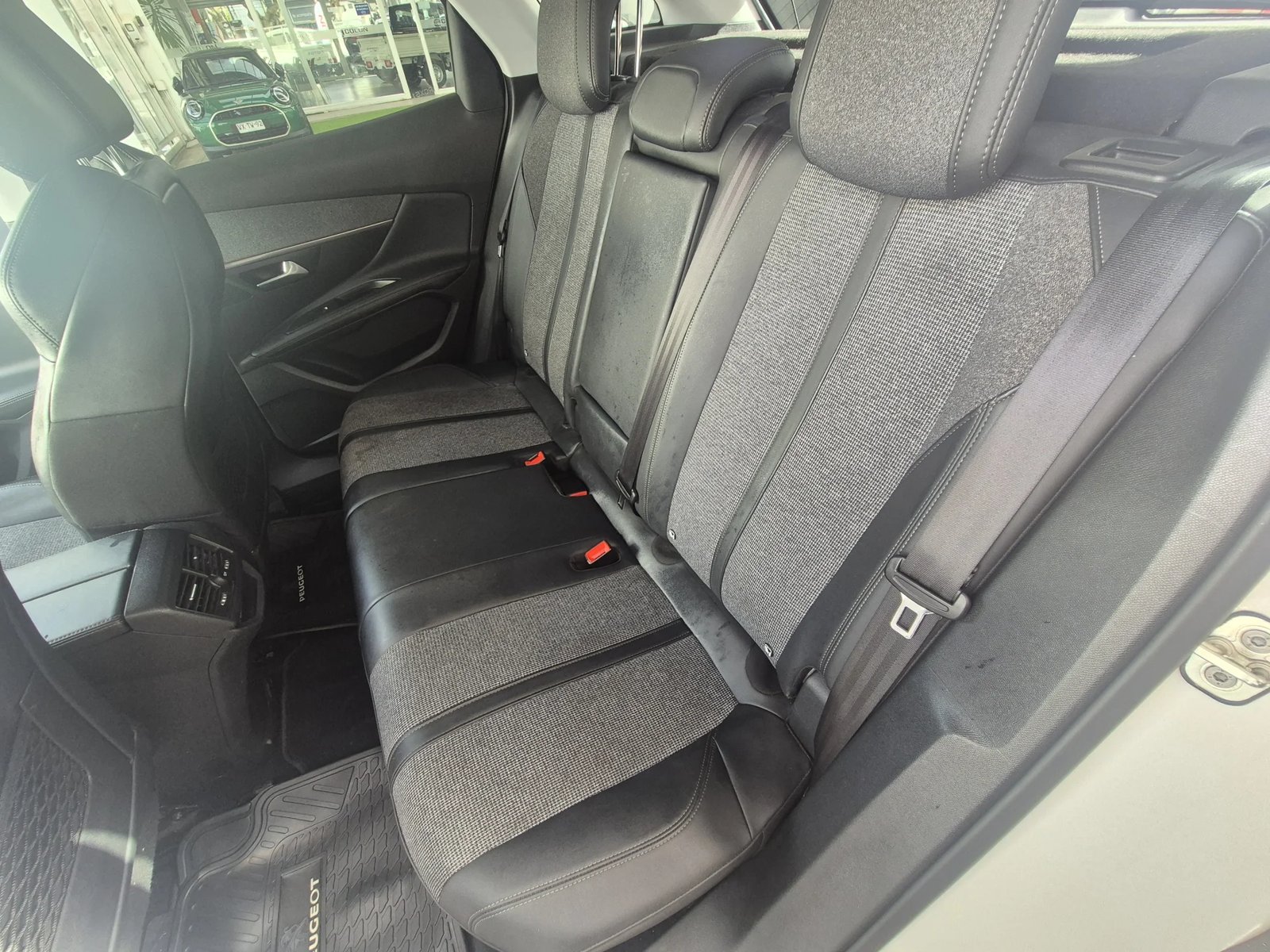 Peugeot 3008 ALLURE 1.6 BLUEHDI EAT6 2019 - Imagen 11 de 13
